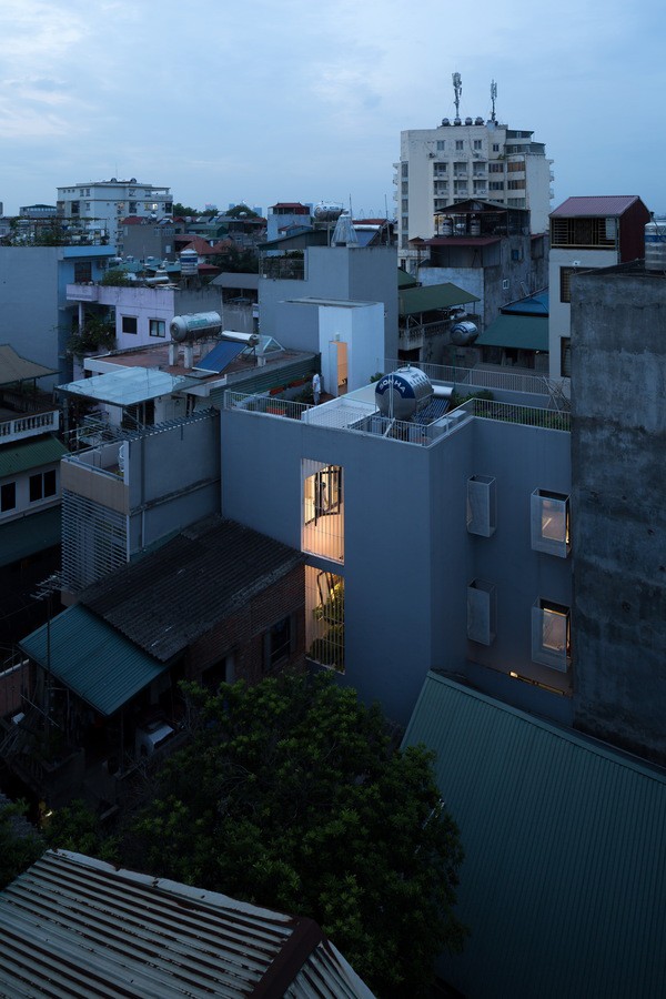 Bên trong ngôi nhà như một thế giới khác, yên tĩnh, xanh mát vào ban ngày, ấm áp vào buổi tối - tương phản với bên ngoài bụi bặm và lộn xộn.