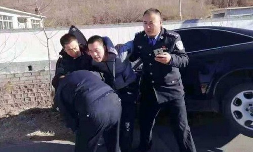 T&agrave;i xế bị cảnh s&aacute;t bắt sau vụ lao xe. Ảnh: Weibo.