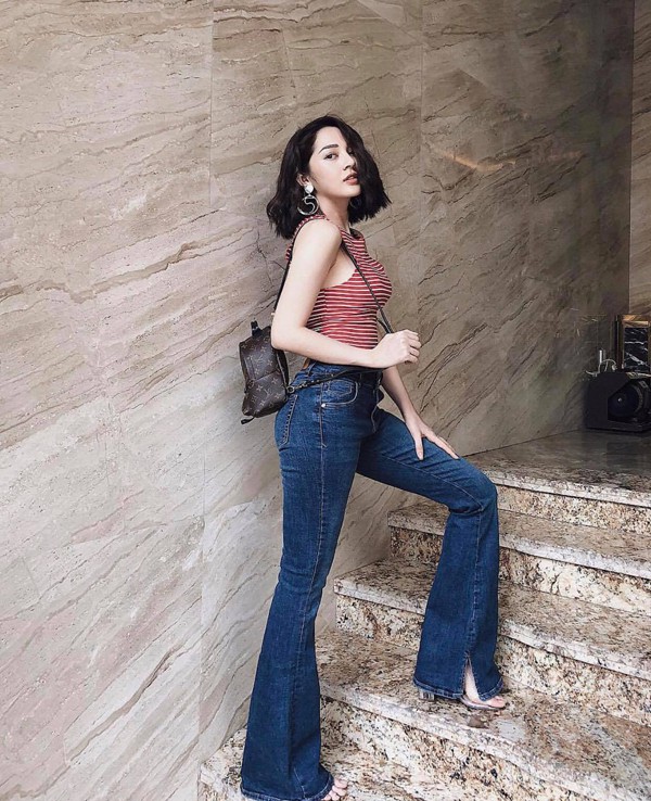 Bảo Anh khoe đường cong bắt mắt cùng thiết kế áo ôm sát nách và quần xẻ tà nhẹ.