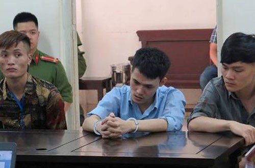 Quân (ở giữa) nói nhảm khi ra tòa.