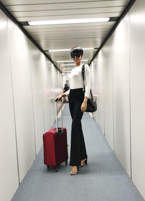 Quần tây, quần jeans ống loe thường được HHen Niê sử dụng cùng các mẫu áo thun hoặc sơ mi trắng. Phụ kiện không thể thiếu là những đôi giày, sandal cao gót.