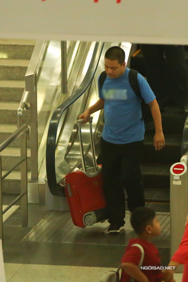 Chiều 22/11, gia đình Kim Hiền đáp chuyến bay về TP HCM để thăm người thân. Tuy nhiên khi làm thủ tục nhập cảnh, nữ diễn viên gặp trục trặc về giấy tờ. Ông xã Andy đành ra trước để lấy hành lý.