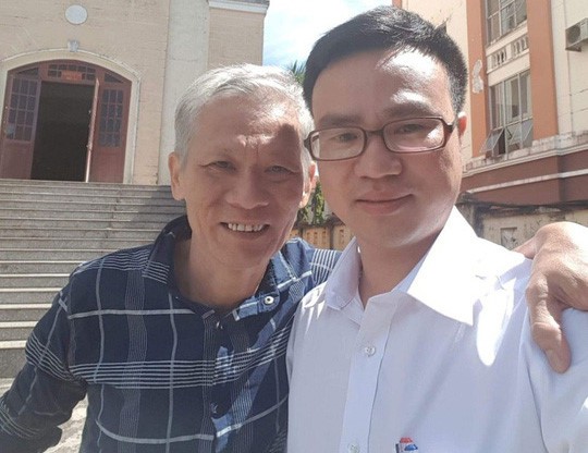 Ông Đỗ Văn Hùng (đứng sau), vui mừng khi được trả tự do sau 4 năm bị giam. Ảnh: Minh Tuấn.
