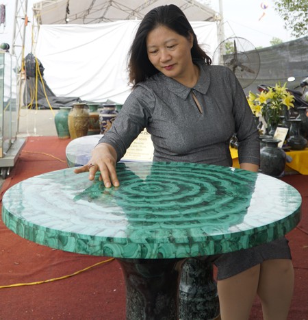 
Độ b&oacute;ng của mặt b&agrave;n đ&atilde; n&acirc;ng tầm gi&aacute; trị của sản phẩm. Ảnh: Trọng Nghĩa.
