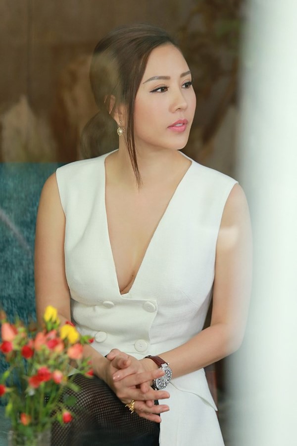 Hoa hậu Thu Hoài cho rằng lựa chọn bánh mì là quyết định thiếu tỉnh táo của HHen Nie và ê-kip.