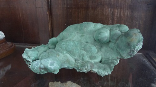 
Nguy&ecirc;n mẫu của đ&aacute; malachite c&oacute; ni&ecirc;n đại h&agrave;ng trăm năm - chất liệu ch&iacute;nh của chiếc b&agrave;n. Ảnh: Trọng Nghĩa.
