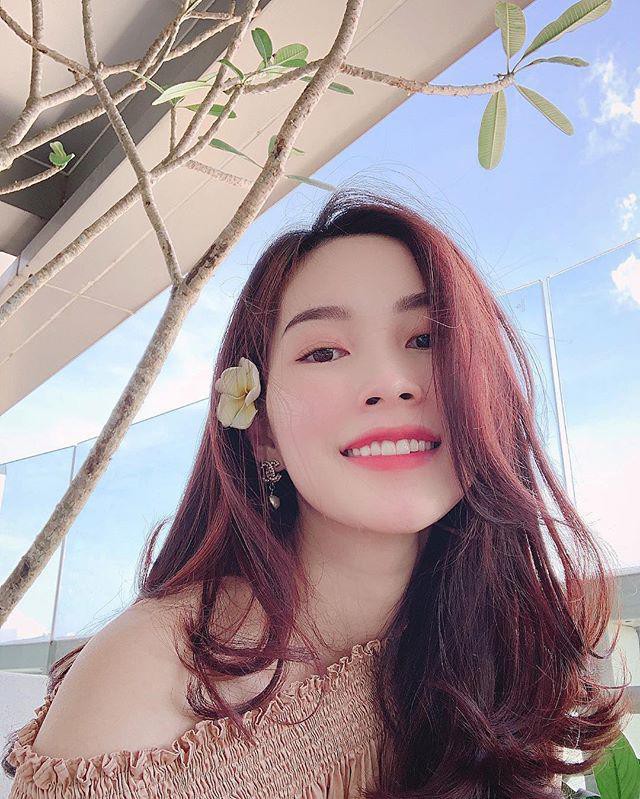 Dù đã là bà mẹ một con nhưng vẻ đẹp trong sáng, dịu dàng và cực kì nữ tính của Đặng Thu Thảo vẫn làm đốn tim bao ánh nhìn. Đặc biệt, kiểu tóc uốn xoăn nhẹ được vén lệch một bên cùng màu tóc đỏ nâu quyến rũ càng khiến Đặng Thu Thảo trông thêm phần mặn mà, nữ tính.