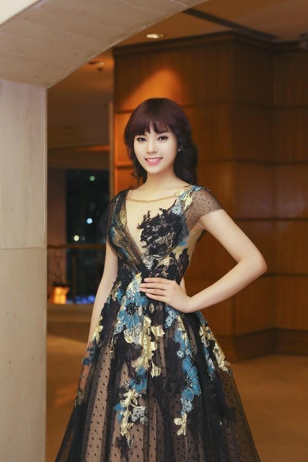 ​​​​​​Trước khi sở hữu chiếc cằm nhọn như hiện nay, Kỳ Duyên đã từng một thời loay hoay đi tìm cho mình phong cách riêng. Cũng có thời kì, cô bén duyên với tóc mái bằng đầy nữ tính. Tuy nhiên, so với kiểu tóc thời thượng ở hiện tại thì hình ảnh này hoàn toàn kém sang hơn hẳn. 