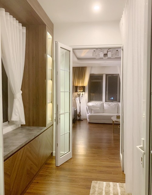 
Phòng ngủ của Quang Hà là không gian rộng thông với phòng tắm và buồng thử đồ.
