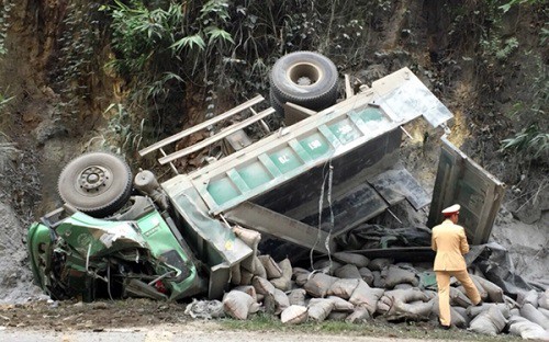 
Xe tải lộn ngược sau khi đâm vào vách núi. Ảnh: N.N
