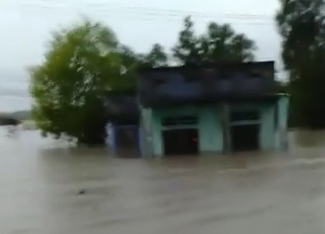 Theo lãnh đạo TP Cam Ranh, từ đêm qua đến sáng nay phía nam thành phố này mưa to, gây ngập lụt nhiều nơi (Ảnh: cắt từ clip người dân)
