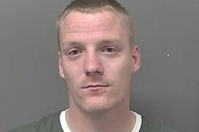 Thomas đ&atilde; bị bắt giữ v&igrave; tội giao cấu với trẻ em.