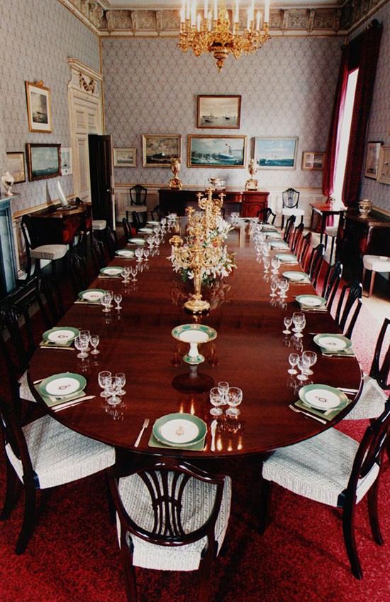 Phòng ăn lớn trưng bày tranh của hoạ sĩ thế kỷ 18, Mary Moser.