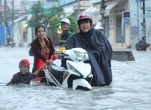 Hàng trăm xe máy phải dắt bộ. Ảnh: Phạm Duy.