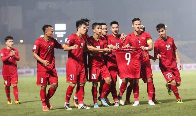 Những tuyển thủ Việt Nam giơ áo của Văn Toàn khi ăn mừng. Đó là hành động để an ủi người đồng đội