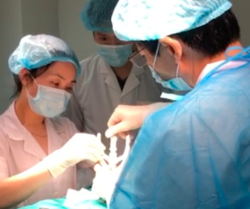 
Các bác sĩ Bệnh viện Da liễu Trung ương tiến hành cắt bao quy đầu cho bệnh nhân bằng máy.
