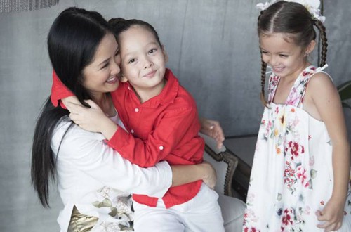 
Hồng Nhung chia sẻ hình ảnh hạnh phúc bên hai con.
