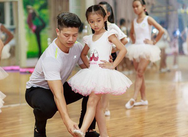 NSƯT Đàm Hàn Giang hướng dẫn các vũ công nhí tập luyện.
