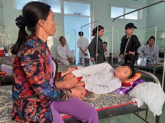 Em N. bị bạn và cô chủ nhiệm tát vào má đến nhập viện. Ảnh: Người Lao Động.