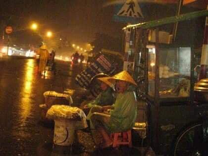 
“Tại sao trên đời này lại có những người khổ sở vậy. Chỉ mong nhiều Mạnh Thường Quân và các nhà hảo tâm chăm sóc những mảnh đời nghèo khổ như vậy”, chia sẻ của một người dùng mạng xã hội.
