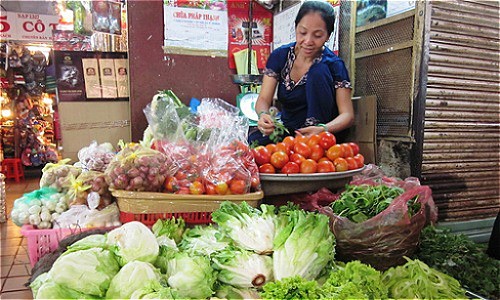 
Rau xanh ở các chợ TP HCM tăng giá mạnh sau bão số 9. Ảnh: Thi Hà
