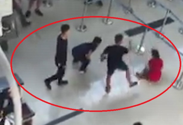 Ba người đánh nữ nhân viên hàng không bị cấm đi khỏi nơi cư trú. Ảnh cắt từ clip.