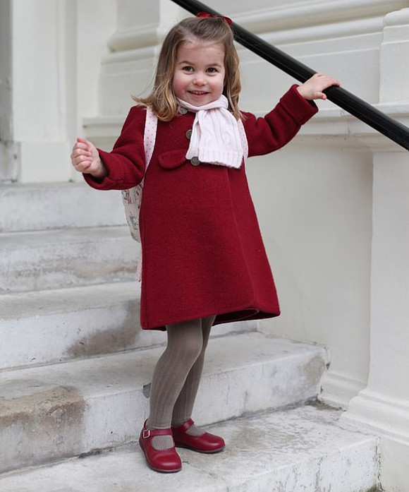 Công chúa Charlotte được mẹ Kate chụp ảnh và đưa đến trường trong ngày đầu tiên đi học mẫu giáo hôm 8/1. Ảnh: PA.