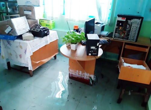 
Văn ph&ograve;ng trường Mầm non Tuổi Thơ ngập nước. Ảnh: L&ecirc; Nam.
