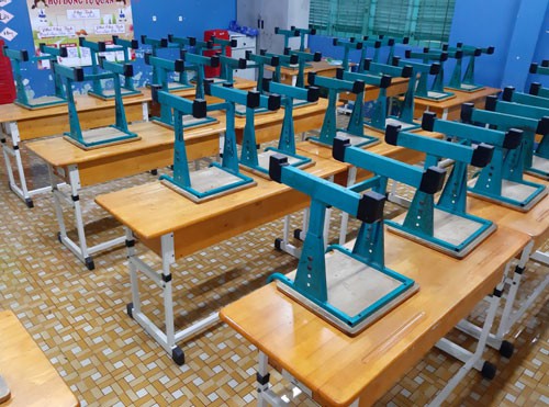 Ghế tại c&aacute;c ph&ograve;ng học ở trường Tiểu học B&ocirc;ng Sao được xếp gọn từ cuối tuần trước để tr&aacute;nh ngập. Ảnh: L&ecirc; Nam.