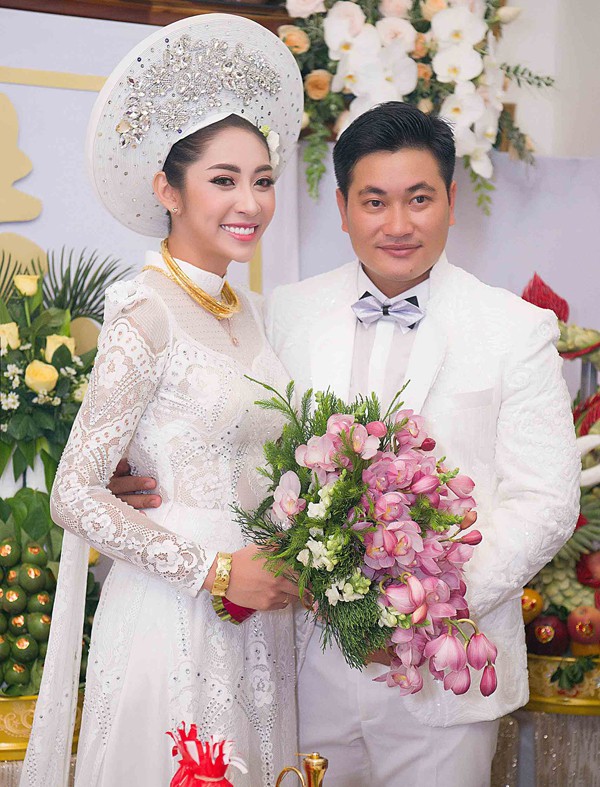 Chồng Đặng Thu Thảo sinh năm 1990, hơn cô 5 tuổi, là một doanh nhân. Sau 3 năm hẹn hò, yêu xa, đôi uyên ương quyết định về chung một nhà.
