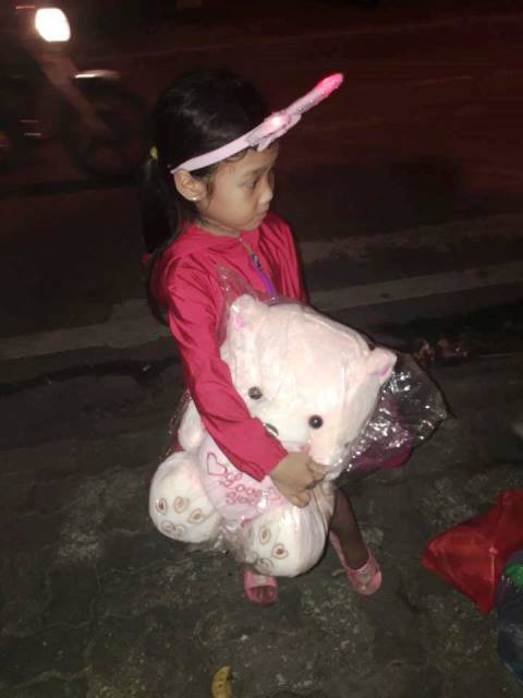Quá xót xa khi bắt gặp, chị Phương đã tặng con gấu bông để bé ôm cho đỡ lạnh.