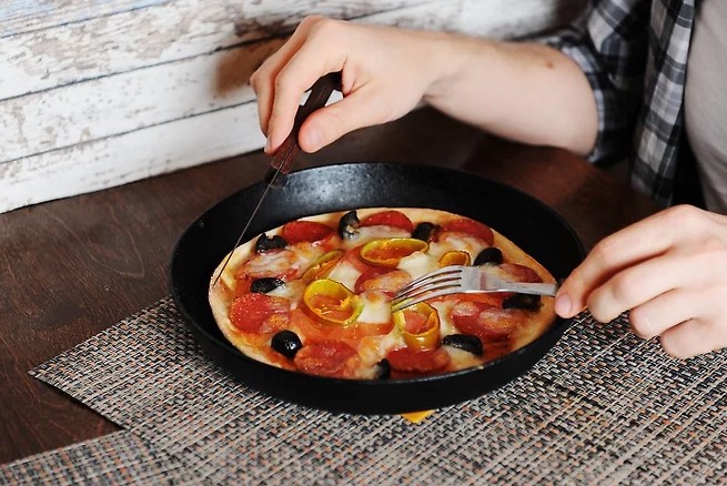 Pizza có nguồn gốc từ Italy và những đầu bếp ở đất nước hình chiếc ủng là người làm ra pizza ngon nhất. Có một số nguyên tắc ăn loại bánh phổ biến này ở Italy mà nhiều người sẽ cảm thấy ngạc nhiên. Đó là, họ rất hiếm khi ăn chiếc bánh lớn và chia cho mỗi người trong bàn một miếng giống như cách ăn thông thường. Pizza ở Italy được làm theo kiểu mini dành cho một người ăn. Thực khách sẽ ăn hết cả chiếc, thay vì chia sẻ với người khác. Cách ăn này được cho là tinh tế và nho nhã hơn.
