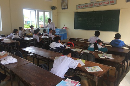 Lớp học trống nhiều bàn vì học sinh lớp 6.2 được mời làm việc với nhà chức trách Quảng Ninh để làm rõ vụ án. Ảnh: Hoàng Táo