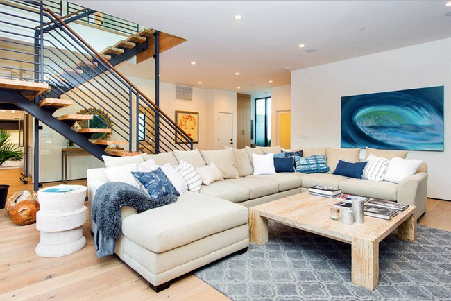 Bên trong phòng khách, ghế sofa xếp ngay ngắn và liền kề nhau trông rất ấm cúng.
