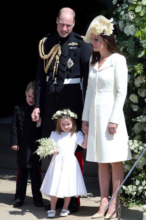 Vợ chồng Kate - William và hai con, Hoàng tử George, Công chúa Charlotte, ở đám cưới Harry - Meghan tại lâu đài Windsor hôm 19/5. Ảnh: AP.