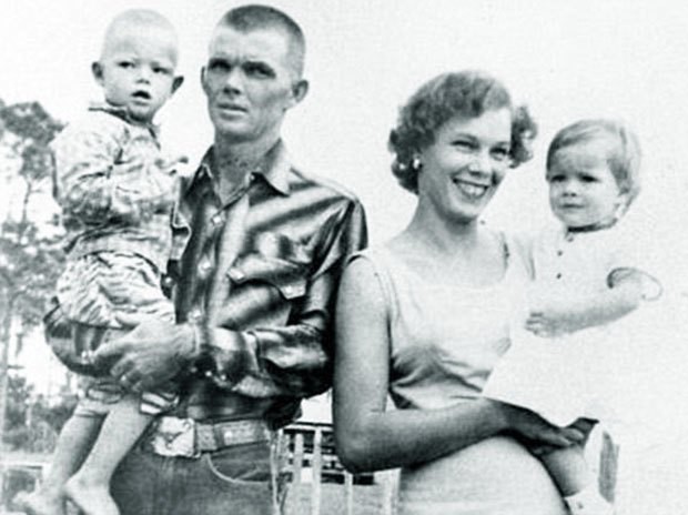 Gia đình Walker gồm ông Cliff (25 tuổi), vợ Christine (24 tuổi) và con trai Jimmie (3 tuổi), con gái Debbie (2 tuổi)