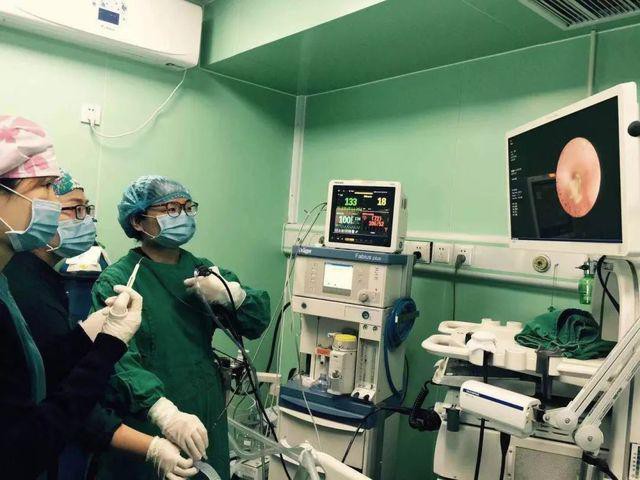 
Các bác sĩ tại Bệnh viện trung tâm thành phố Trịnh Châu đang soi phế quản cho Tiểu Bảo
