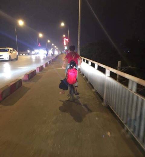 
Hàng ngày, anh trai bé đèo xe đạp sang trung tâm TP Nam Định để xin tiền, đến khoảng 21h30 - 22h lại sang đón về.
