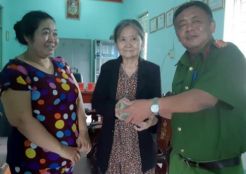 Đại diện Công an phường Bửu Hòa cùng chị Tha (trái) trao lại 100 triệu đồng cho bà Hi. Ảnh: Thái Hà.
