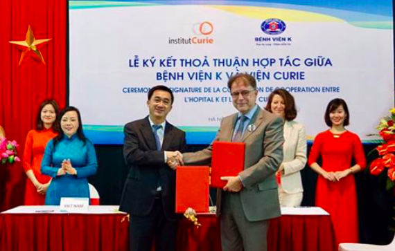 
Lãnh đạo 2 đơn vị: Bệnh viện K - Viện Curie trao đổi thoả thuận hợp tác, với sự chứng kiến của hai nữ Bộ trưởng Y tế
