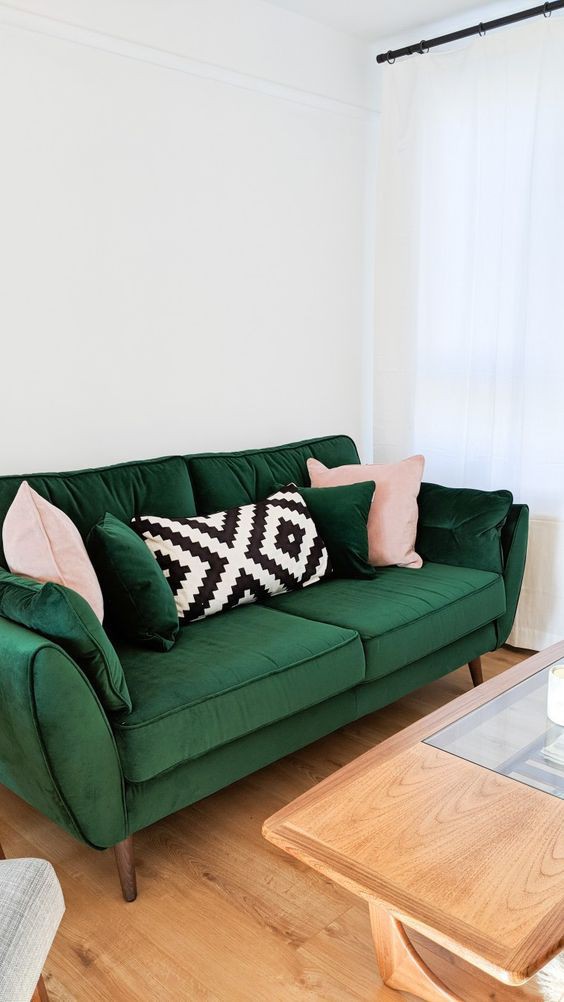 
Ghế sofa màu ngọc lục bảo và những chiếc gối in tạo nên sắc màu tươi sáng.
