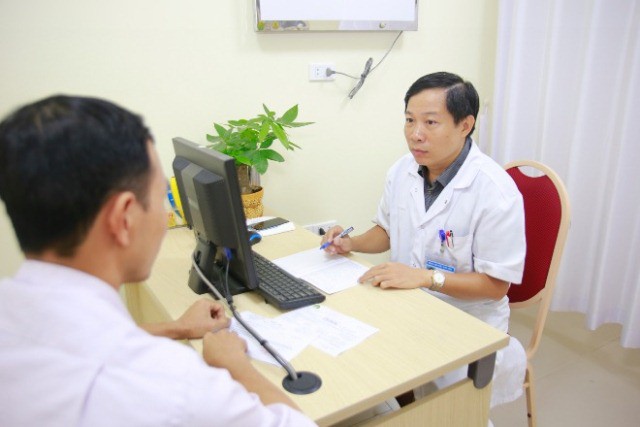 PGS.TS Nguyễn Quang tư vấn cho bệnh nhân tại Bệnh viện Hữu nghị Việt Đức.