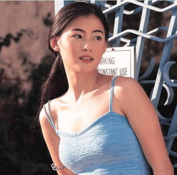
Nhờ nhan sắc ngọt ngào và thánh thiết, 17 tuổi Trương Bá Chi đã dấn thân vào showbiz. Chính vẻ đẹp này đã giúp Trương Bá Chi lọt vào mắt xanh của đạo diễn Châu Tinh Trì. Năm 18 tuổi, cô được Châu Tinh Trì giao vai chính trong phim Vua hài kịch.
