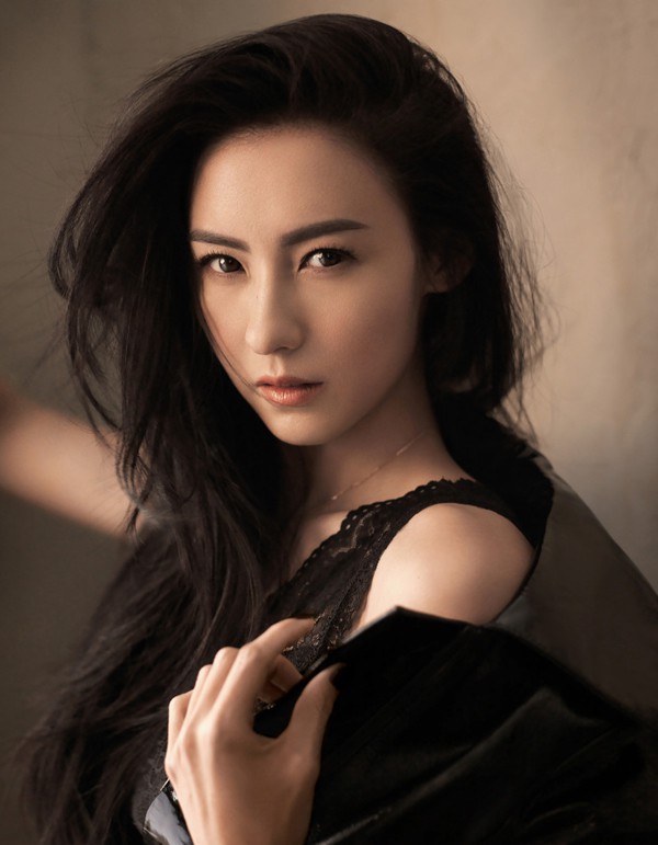 
Ngay sai đó, Trương Bá Chi được đề cử tại Kim Tượng ở hạng mục Nữ diễn viên mới xuất sắc. 19 tuổi, cô không ngừng cố gắng và tiếp tục thành công với Tình nguyện.
