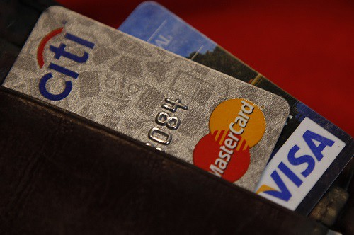 
Chuyên gia tài chính từ chương trình Shark Tank của đài ABC khuyên mọi người nên có ít nhất 2 thẻ tín dụng. Ảnh: Reuters
