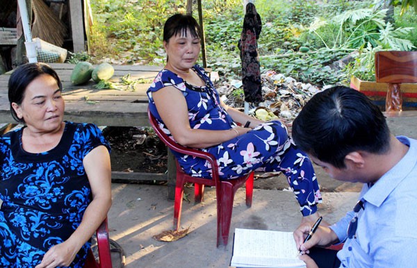 
Người d&acirc;n tham gia chơi hụi tại x&atilde; H&ograve;a Lộc, huyện Mỏ C&agrave;y Bắc, tỉnh Bến Tre tr&igrave;nh b&agrave;y với PV. Ảnh: Trần Lĩnh.
