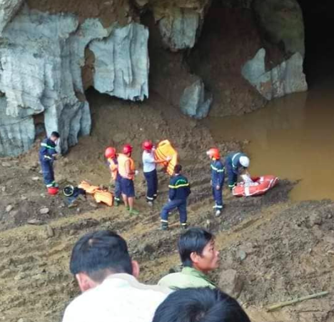 
Lực lượng chức năng đang triển khai ứng cứu
