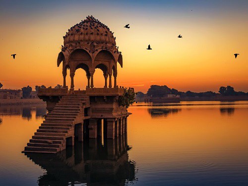 
Di tích đền cổ tại hồ Gadi Sagar ở Rajasthan, Ấn Độ. Ảnh: Shutterstock
