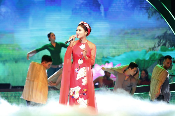 Phạm Phương Thảo sinh ra ở miền Trung nên cô có tình cảm sâu lặng với những ca khúc đậm chất dân ca Nghệ Tĩnh.