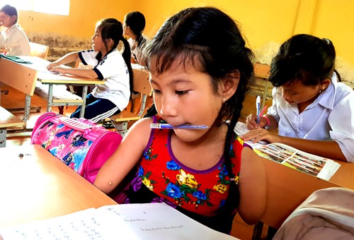 Thảo trong giờ học c&ugrave;ng c&aacute;c bạn. Ảnh: Ph&uacute;c Hưng.